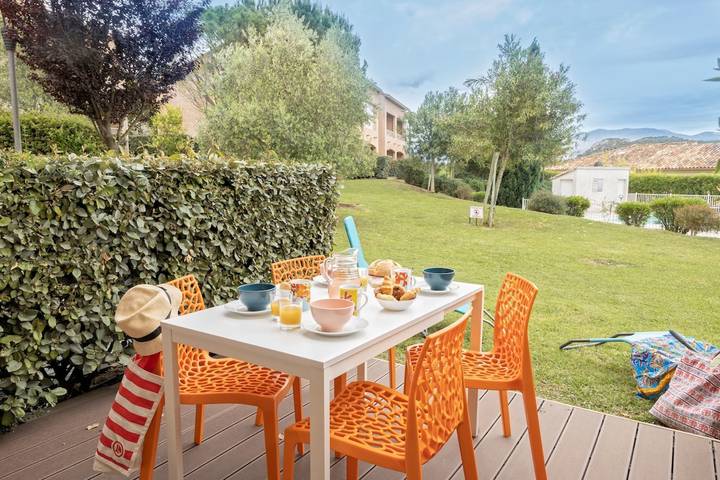 Gîte pour 4 personnes, avec piscine ainsi que jardin et terrasse à Oletta