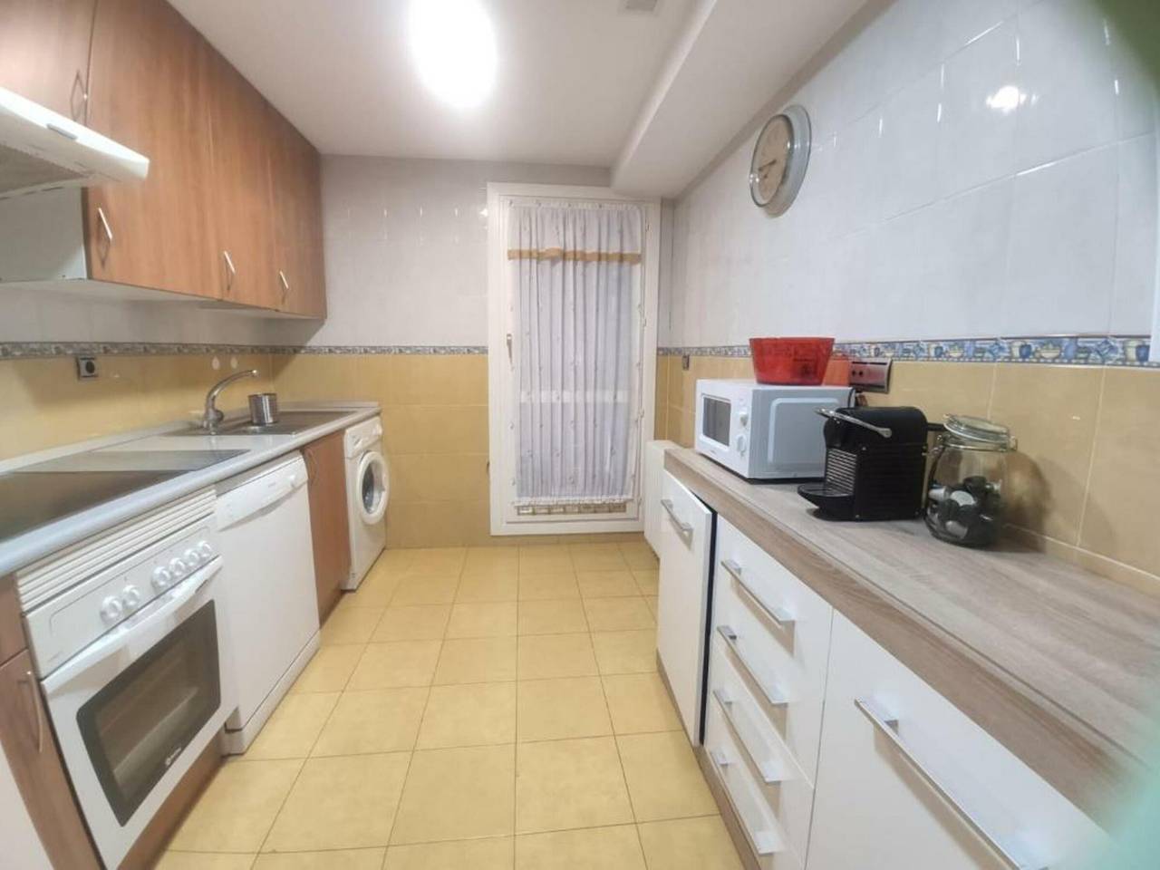 Entire apartment, Ground-Floor Apartment in Jaca with Terrace, Pool, and Garage for 6 Guests in Jaca, Spanish Pyrenees