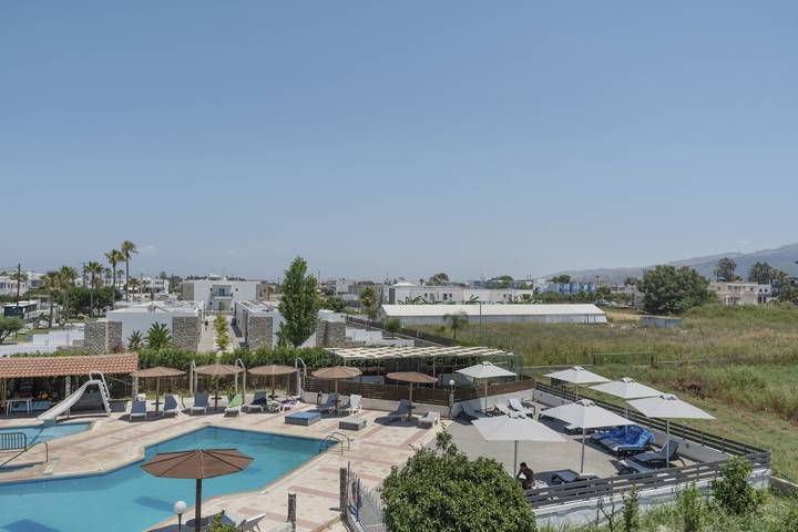 Appartamento per 4 persone, con piscina per bambini e giardino nonché balcone e vista lago a Kos