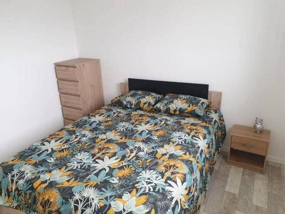 Appartement entier, One-Bedroom Apartment in Ploudalmézeau, Région de Brest