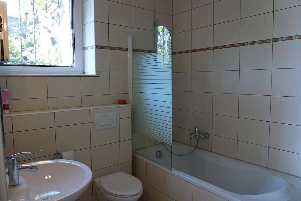 Apartamento entero, Experiencia árboles de palma, piscina y panorámica: Casa Belsito, Orselina, Lago Mayor in Orselina, Alpes Ticineses y del Verbano
