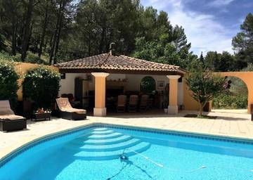 Chambre d’hôte pour 2 personnes, avec jardin et piscine ainsi que terrasse et vue à Cuges-les-Pins