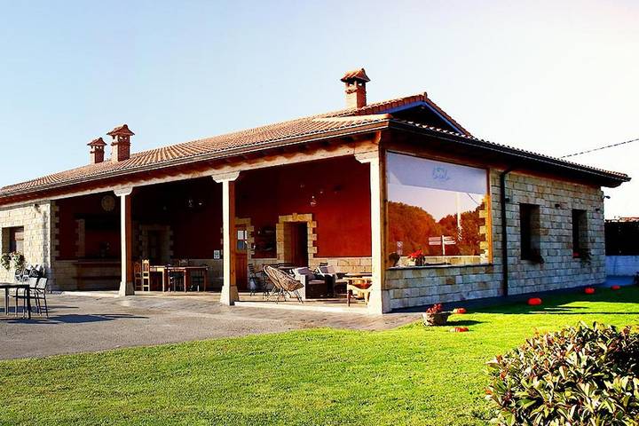 Hostal para 32 personas, con Terraza además de Jardín y Vistas en Loredo
