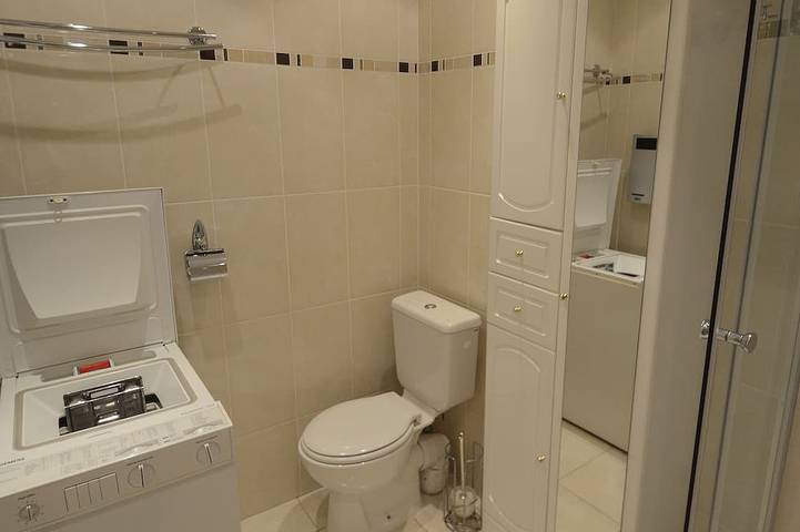 Ganze Wohnung, Cannes Eden. Großes Studio mit Meerblick, Zugang zum Strand, ruhig, Swimmingpool und Tennis. in Vallauris, Mittelmeerküste (Frankreich)