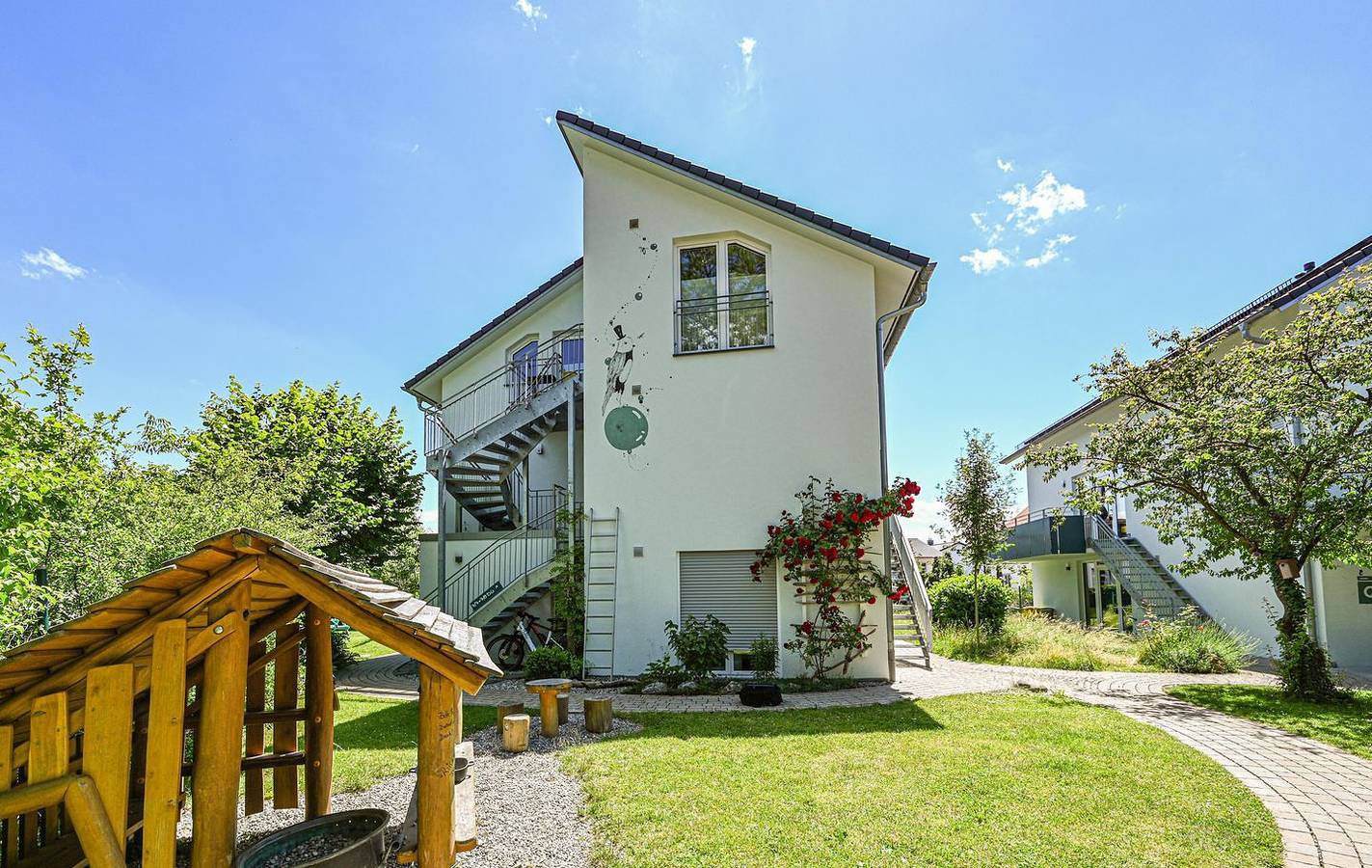 Ganze Wohnung, Og-Wohnung mit großem, überdachtem Südbalkon für's gemütliche Glas Wein am Abend in Friedrichshafen, Bodenseekreis