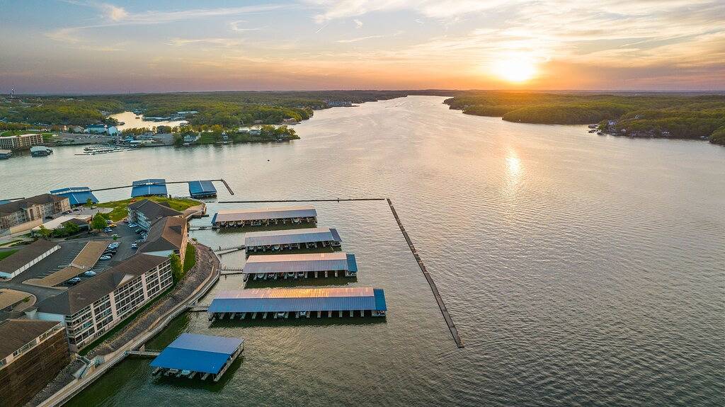 Ganze Wohnung, Atemberaubender Panoramablick - Lands End Condo auf der obersten Etage - 2 Minuten von der Outlet Mall entfernt in Osage Beach, Lake of the Ozarks
