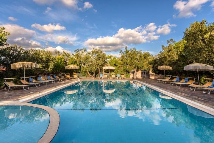 Hôtel pour 3 personnes, avec Terrasse ainsi que Jardin et Piscine dans Rodi Garganico