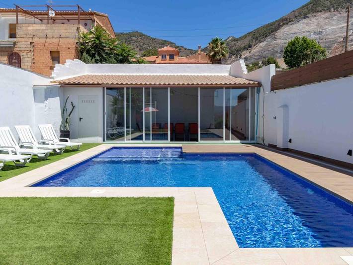 Ferienhaus für 10 Personen, mit Balkon und Terrasse sowie Garten und Pool