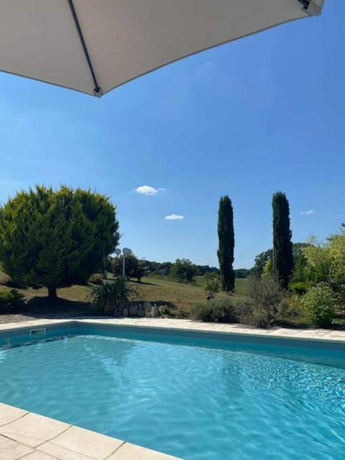 Location de vacances pour 12 personnes, avec jardin et piscine à Ronsenac