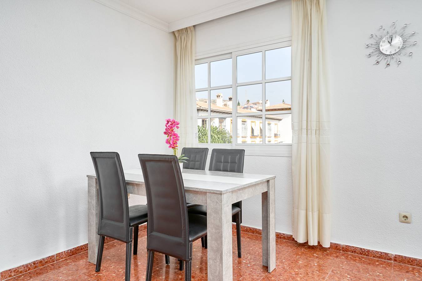 Apartamento entero, Apartamento 'Piso Mar y Sol' con vistas al mar, terraza privada y aire acondicionado in La Cala del Moral, Rincón de la Victoria