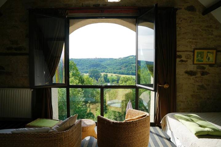 Hôtel pour 5 personnes, avec Terrasse et Jardin ainsi que Piscine et Vue à Causse-et-Diège