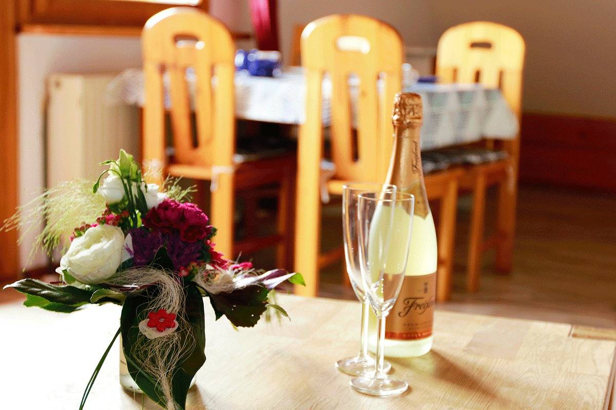 Ganze Wohnung, Ferienwohnung 3, 70 Qm' mit Gemeinschaftsgarten, Balkon und Wlan in Owingen, Region Bodensee-Oberschwaben