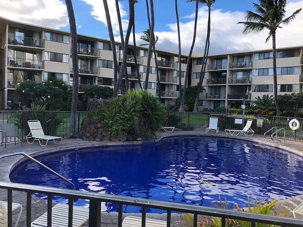 Ganze Wohnung, Direct Beachfront w / Superior Views. Kürzlich renoviert, neue Klimaanlage, Schlafmöglichkeiten für 6. in Maalaea, West Maui