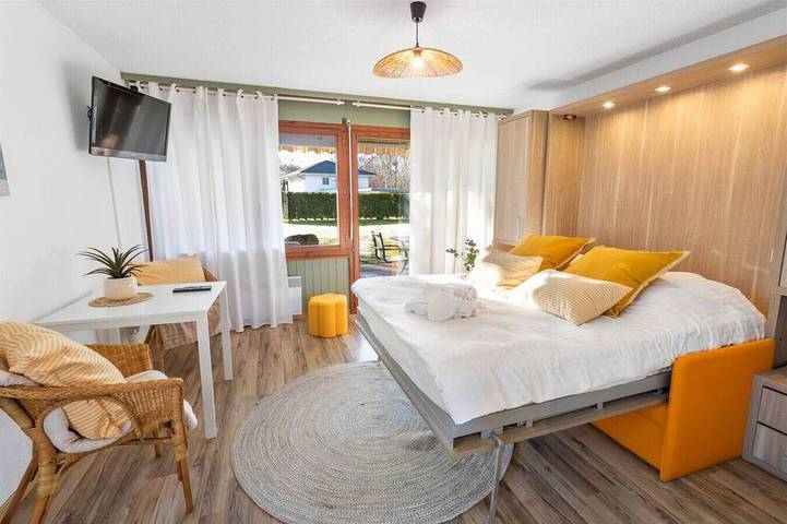 Ganze Wohnung, Bright studio apartment with a terrace, 5 minutes from the lake in Delley-Portalban, Lake Neuchâtel