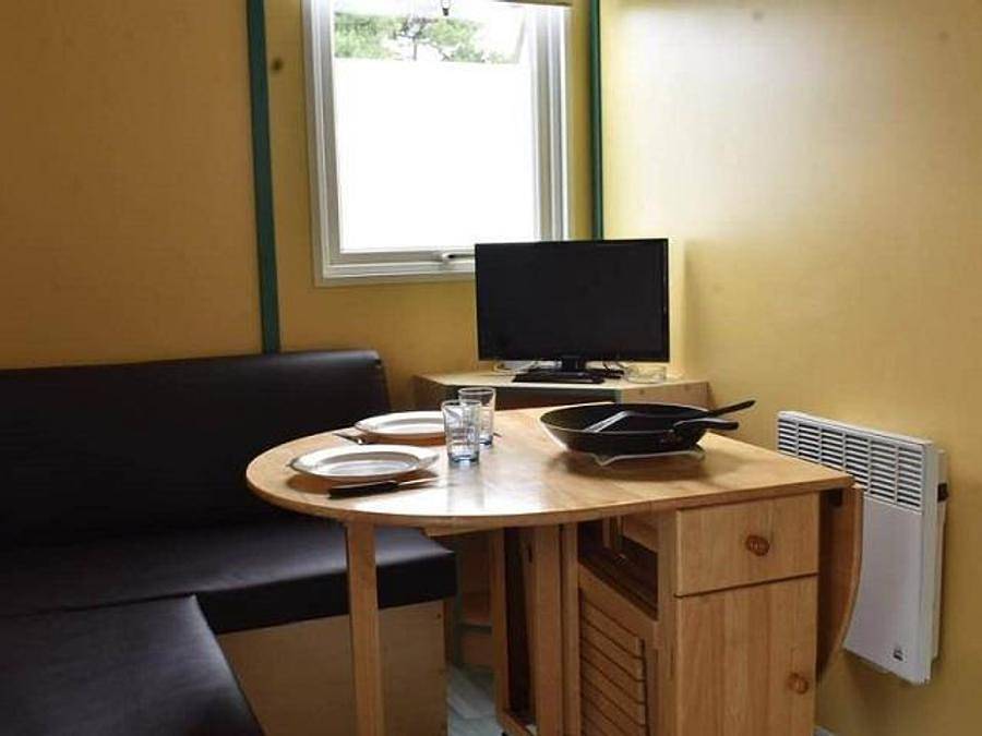Camping Les Tulipes - Chalet 2 personas - Chalet adosado 16m² - 1 habitación + terraza cubierta 8m² 2 personas in L'Aiguillon-la-Presqu'île, Vandea