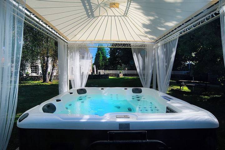 Gîte pour 8 personnes, avec Jacuzzi ainsi que Terrasse et Jardin