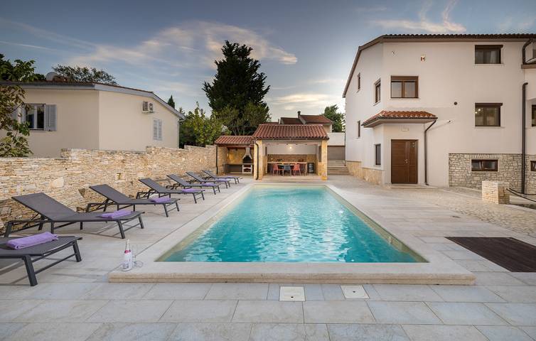 Villa für 10 Personen, mit Terrasse und Garten, kinderfreundlich in Premantura