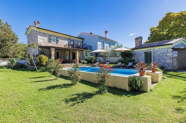 Ferienhaus für 4 Personen, mit Pool und Balkon