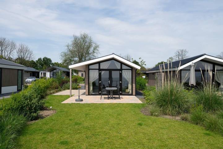 Ferienhaus für 4 Personen, mit Balkon/Terrasse und Terrasse sowie Garten und Seeblick am Markermeer - 2