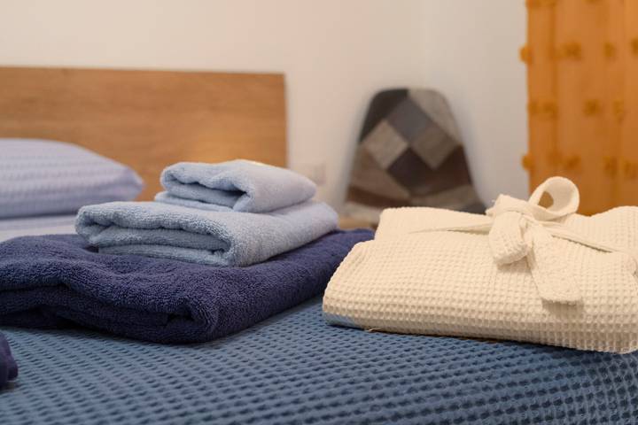 Room Da Tea - Chambres avec salle de bain partagée, vue montagne, Wi-Fi et climatisation in Olzai, Province de Nuoro