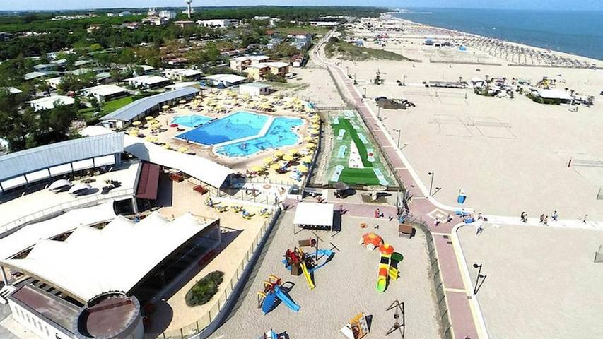 Bungalow per 4 persone, con piscina e sauna nonché terrazza in Rosolina Mare