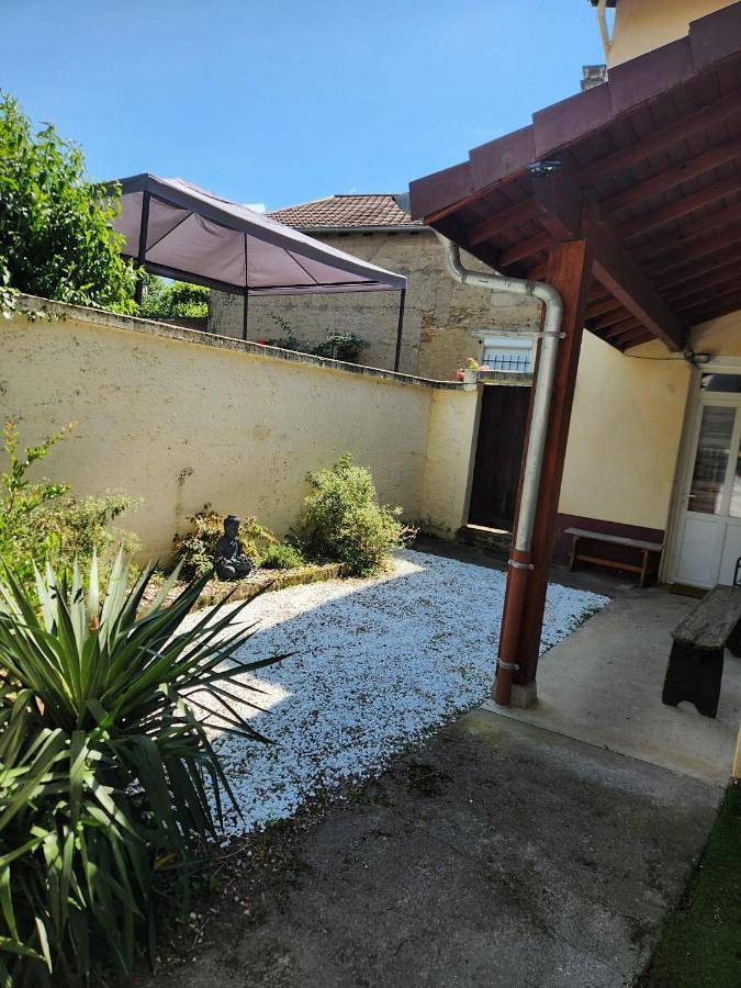 Location de vacances pour 4 personnes, avec vue et jardin, animaux acceptés à Villemoirieu - 4