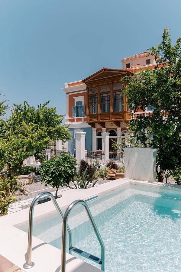 Alojamiento y desayuno para 11 personas, con Balcón y Terraza además de Jardín y Piscina en Rodas