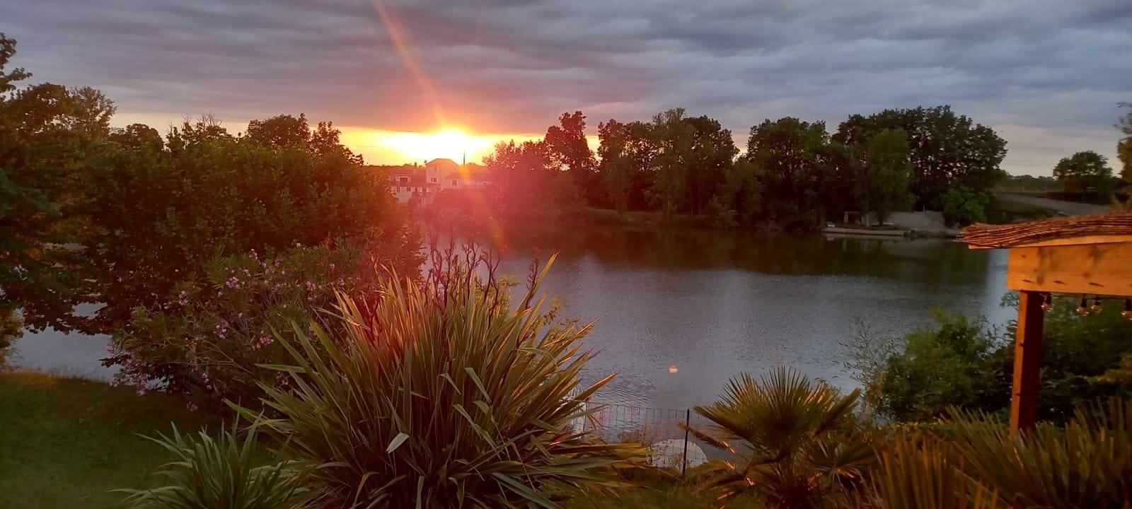 Gîte au bord du Tarn, avec ponton et spa in Marssac-sur-Tarn, Région d'Albi