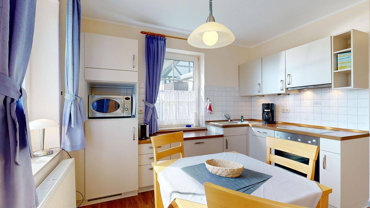 Ganze Wohnung, Traumhaftes Reetdachhaus in ruhiger Lage, Terrasse und mit großem Garten in Lancken-Granitz, Rügen