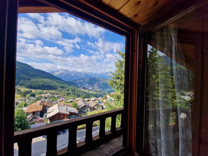 Chalet 'Du Sapin Rouge' with Mountain View and Air Conditioning in La Magdeleine, Wallisian Alps