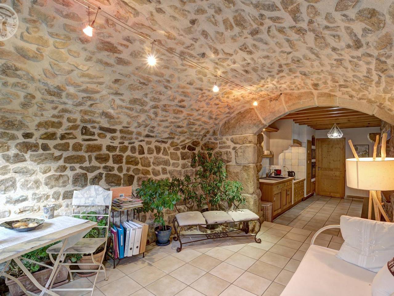 Charmantes Steinhaus, 3 Schlafzimmer, 6 Pers, eingezäunter Garten in Montarcher, Montbrison