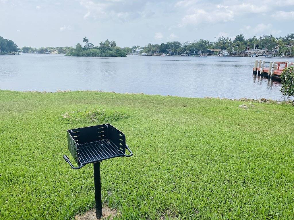 Million Dollar view. Sleeps 6. Renovated June '23. Dock/Kayaks/Paddleboard in Homosassa, Citrus County