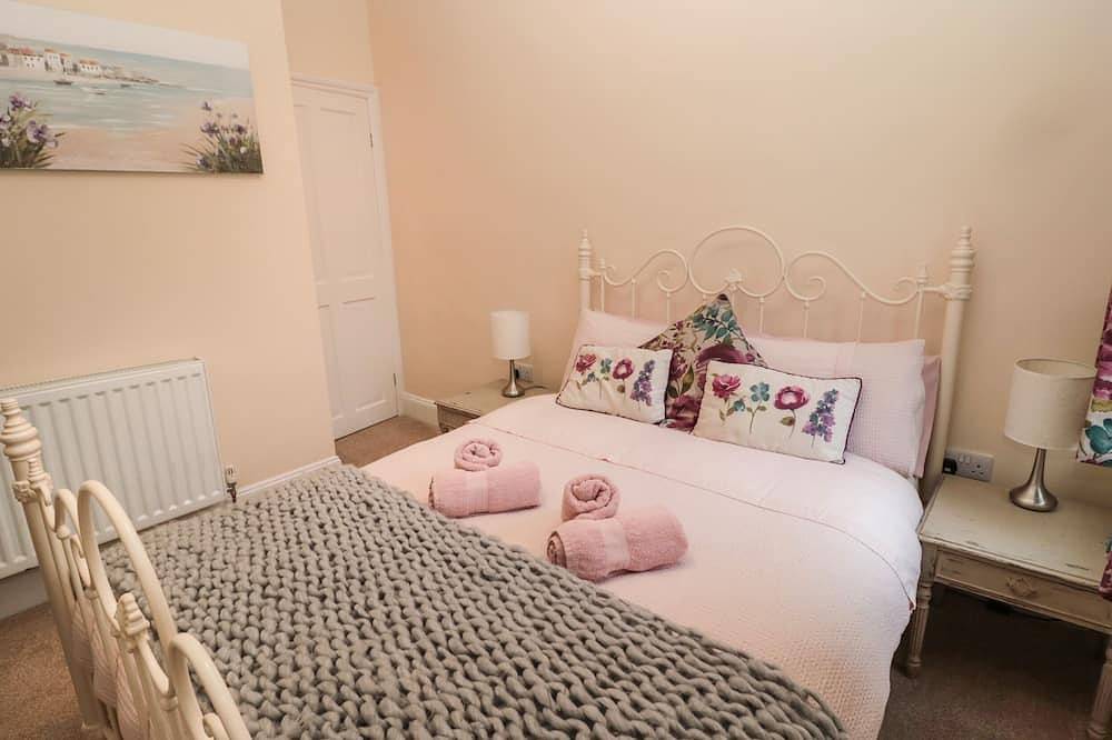 Coras House, pet friendly, character holiday cottage in Amble in Amble, Northumberland