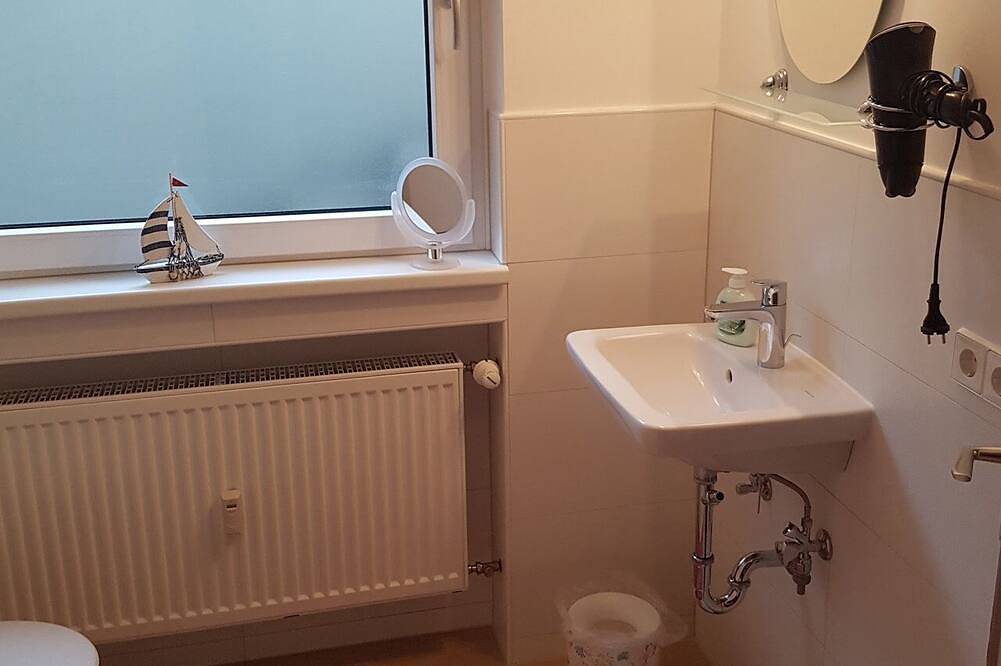 Ganze Wohnung, Apartment am Kloster Hegne, Wlan, Terrasse, See 800 m, Konstanz 8 km in Allensbach, Untersee