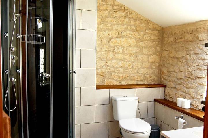 Geräumiges Ferienhaus mit 1 Schlafzimmer und Gemeinschaftspool in der Charente in La Forêt-de-Tessé, Charente