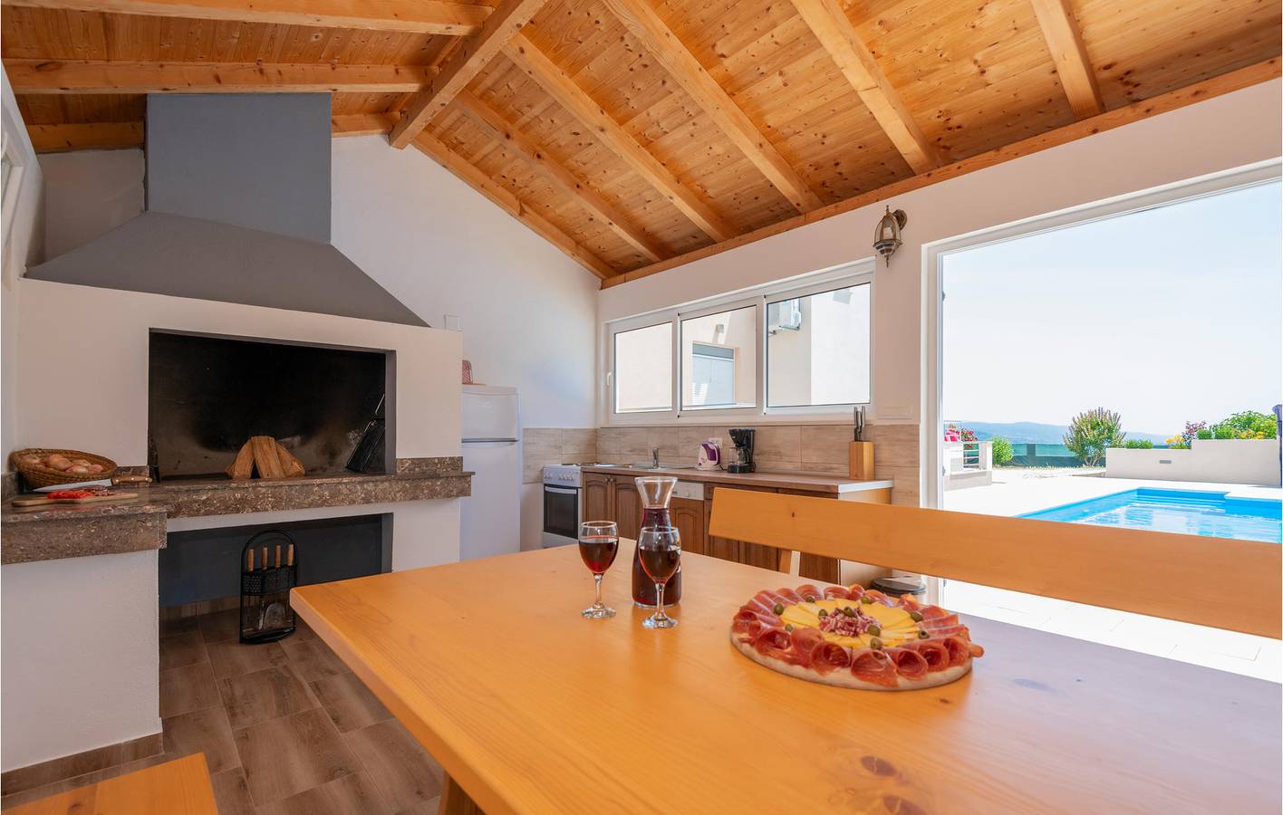 Geräumige Ferienwohnung mit Pool, Terrasse und WLAN in der Nähe von Fluss und See in Makarska Riviera