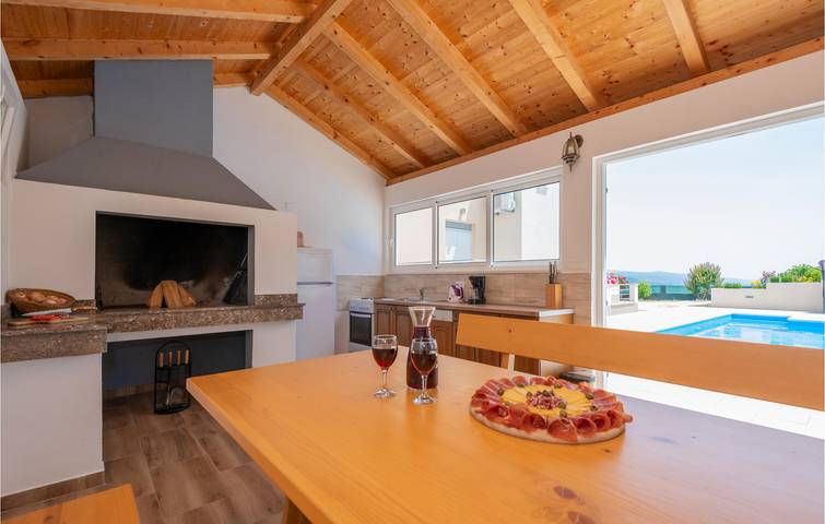 Geräumige Ferienwohnung mit Pool, Terrasse und WLAN in der Nähe von Fluss und See in Makarska Riviera
