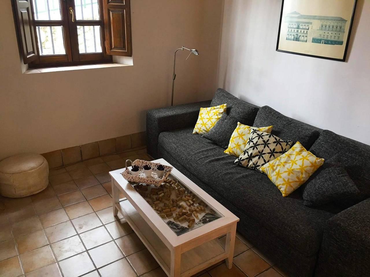 Entire apartment, Apartment Elvira Street with Wifi and Air Conditioning in Centro-Sagrario, Granada