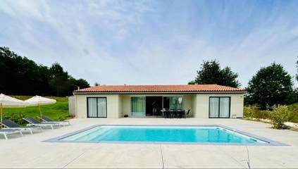 Gîte pour 8 personnes, avec terrasse et jardin ainsi que vue et piscine à Guizengeard