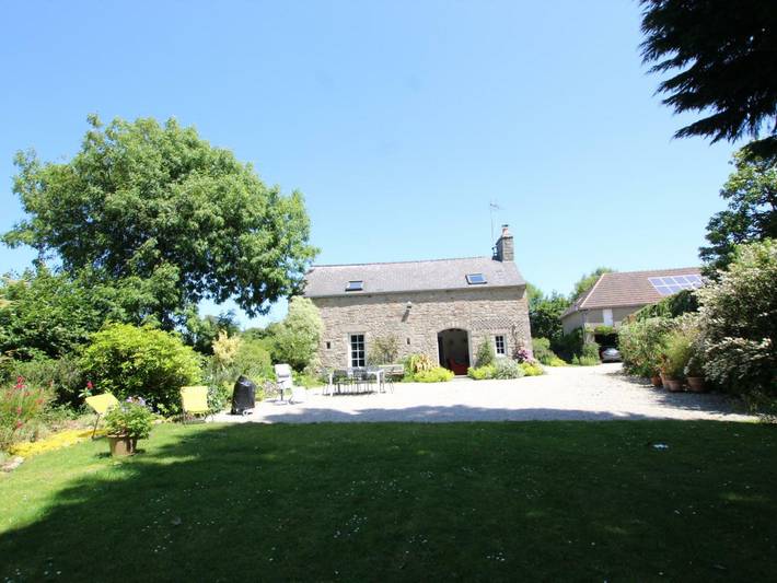 Gîte pour 6 personnes, avec jardin dans Couville