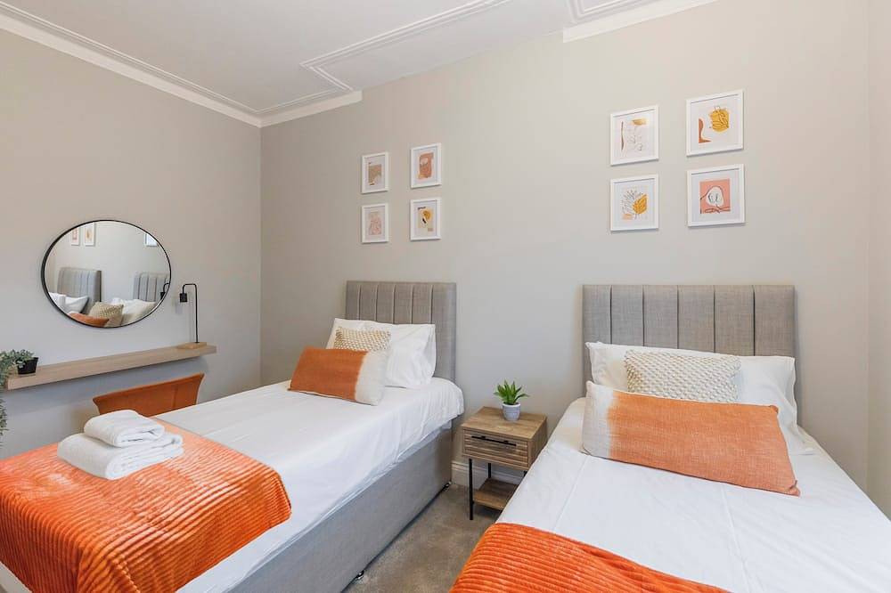 Essex Vibes: Modern, Funky, Spacious 4-Br House in Westcliff-on-Sea, Southend-on-Sea