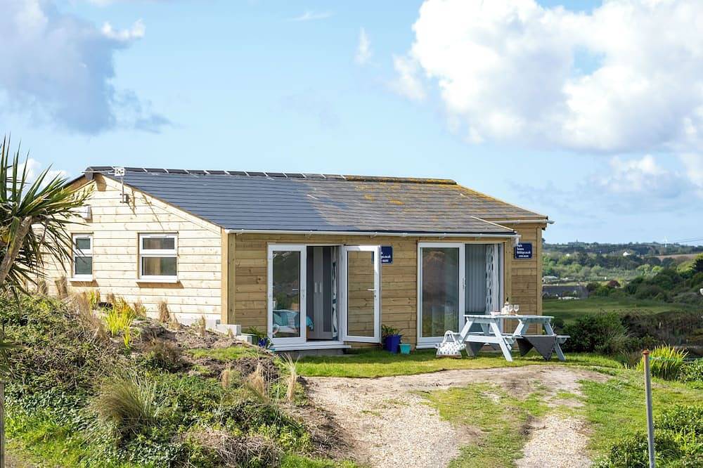 Westhill. Three bedroom holiday chalet. Five minute walk to Hayle beach in Hayle, Cornwall