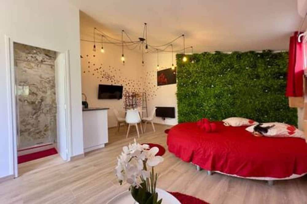 Duplex Red & Black with jacuzzi/massage table in L'Escarène, Nice region