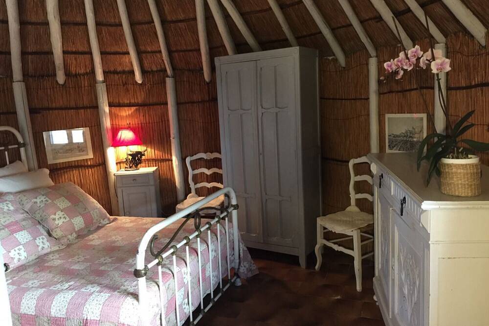 Authentic Gardian Hut In The Heart Of The Camargue With Swimming Pool in Saintes-Maries-de-la-Mer, Arles region