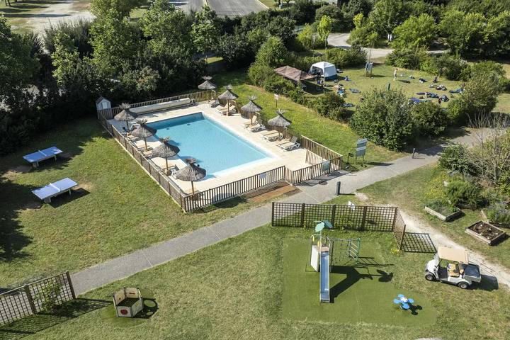 Camping pour 2 personnes, avec piscine et terrasse, animaux acceptés en Poitou-Charentes
