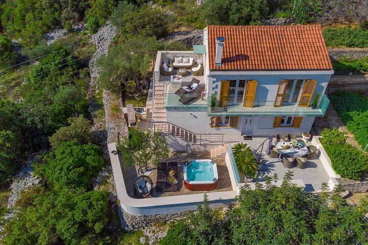 Villa pour 7 personnes, avec Balcon et Jacuzzi ainsi que Terrasse et Jardin dans Šolta