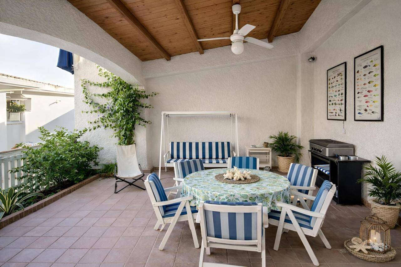Ganze Wohnung, Sea Breeze Terrace Retreat on the Sicilian Coast in Mongiove, Patti