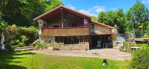 Chalet para 4 personas, con piscina además de jardín y vistas, Se admiten mascotas en Valle del Miera