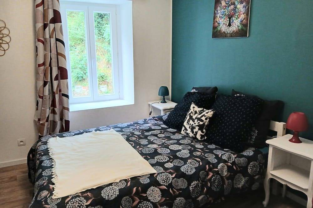 Quiet 3-person family room facing the forest, ideal for families in Saint-Nectaire, Volcans d'Auvergne Regional Nature Park