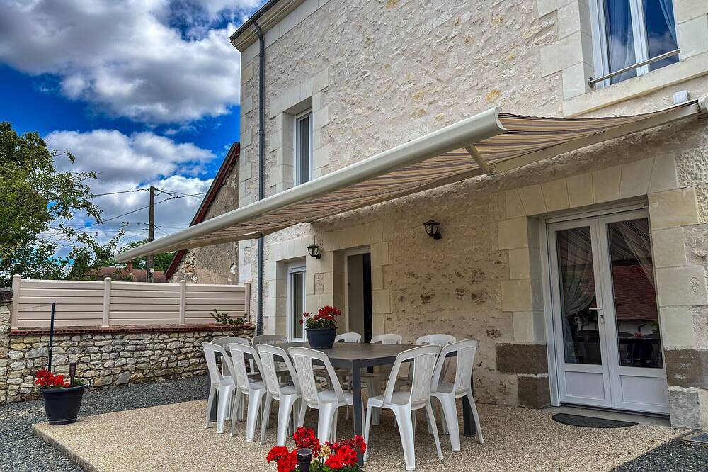 Gîte spacieux près du zoo de Beauval avec cour privative, terrasse, et équipements complets in Lye, Vallée de la Loire